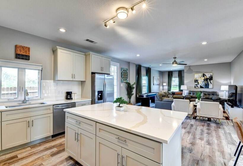 Arlington Home W/ Yard: 2 Mi To At&t Stadium!