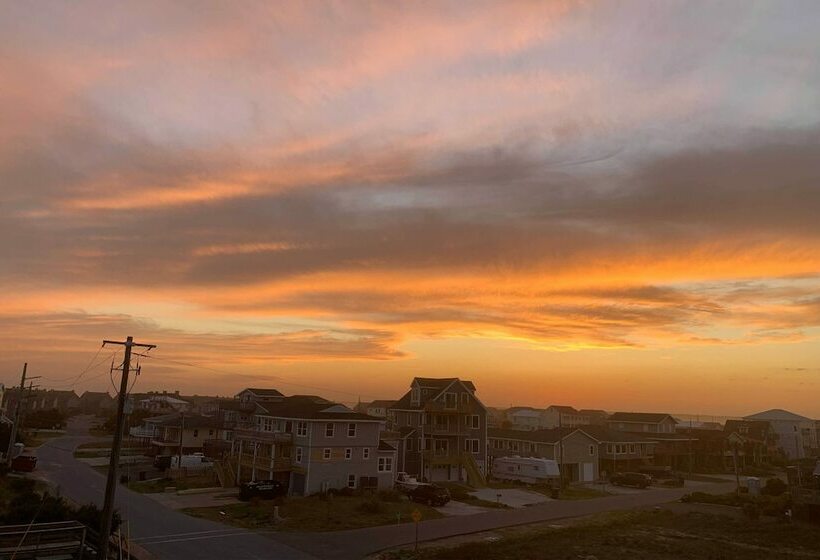 Beachfront Oasis W/ 2 Large Decks, Bbq & Views!