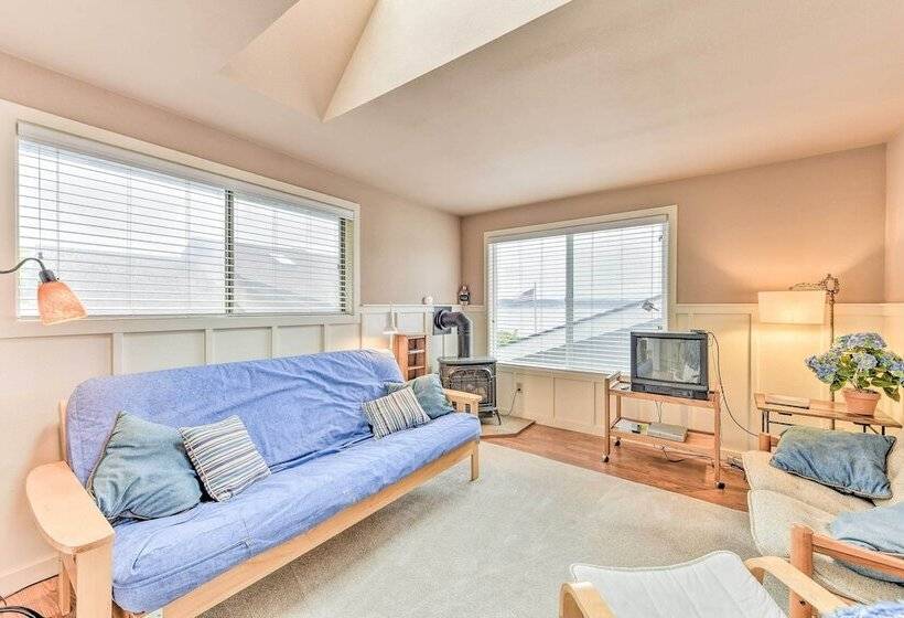 Beachfront Whidbey Island Home + Apartment!