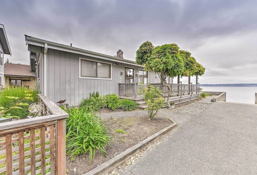 Beachfront Whidbey Island Home + Apartment!