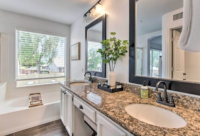 Beautiful Chandler Escape W/ Putting Green & Pool!