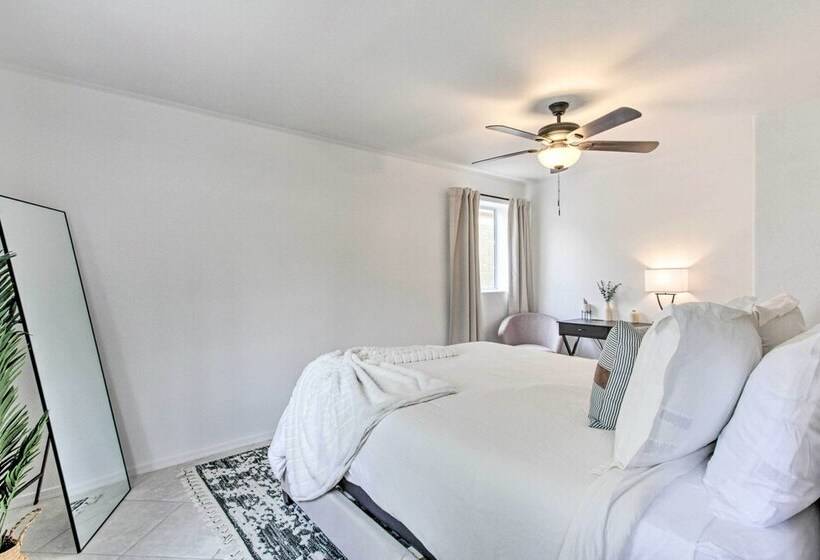 Beautiful Chandler Escape W/ Putting Green & Pool!