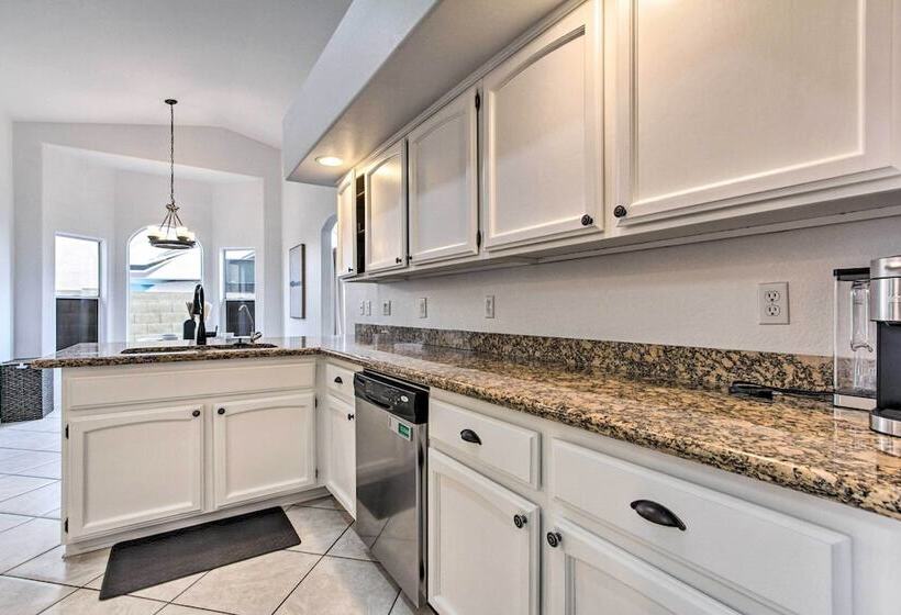 Beautiful Chandler Escape W/ Putting Green & Pool!