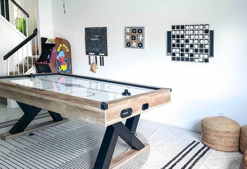 Beautiful Chandler Escape W/ Putting Green & Pool!