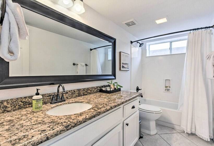 Beautiful Chandler Escape W/ Putting Green & Pool!