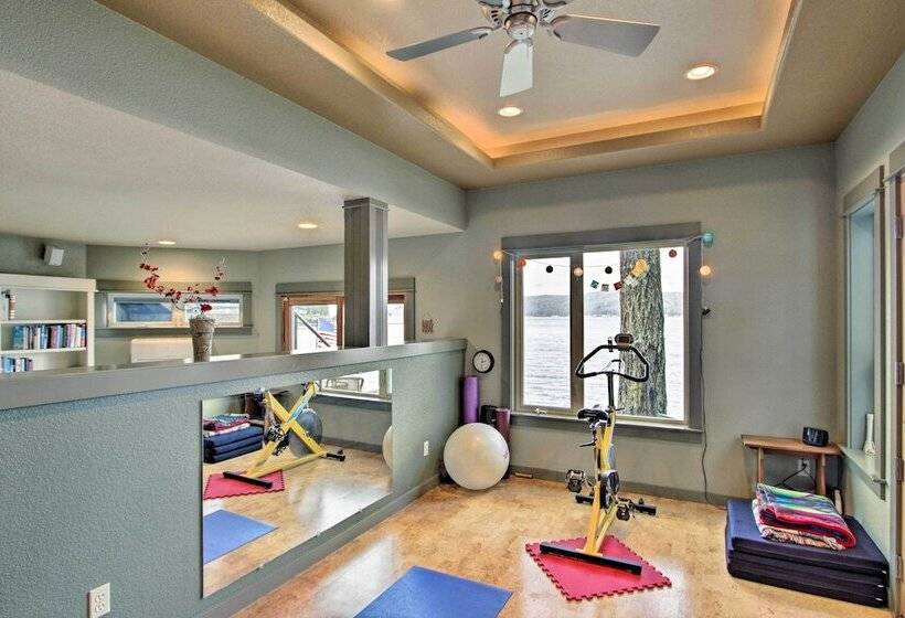 Beautiful Home On Hood Canal W/ Hot Tub & Dock!