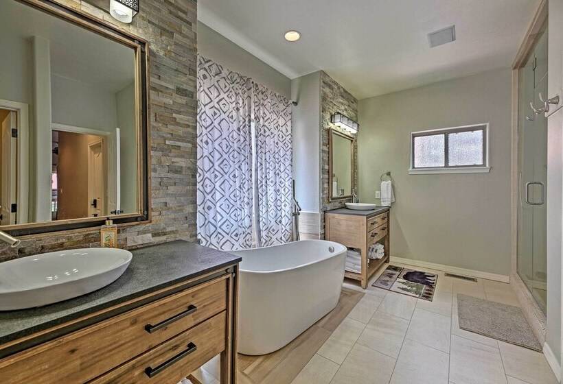 Beautiful Cabin W/ Deck Near Woodland Lake Park!