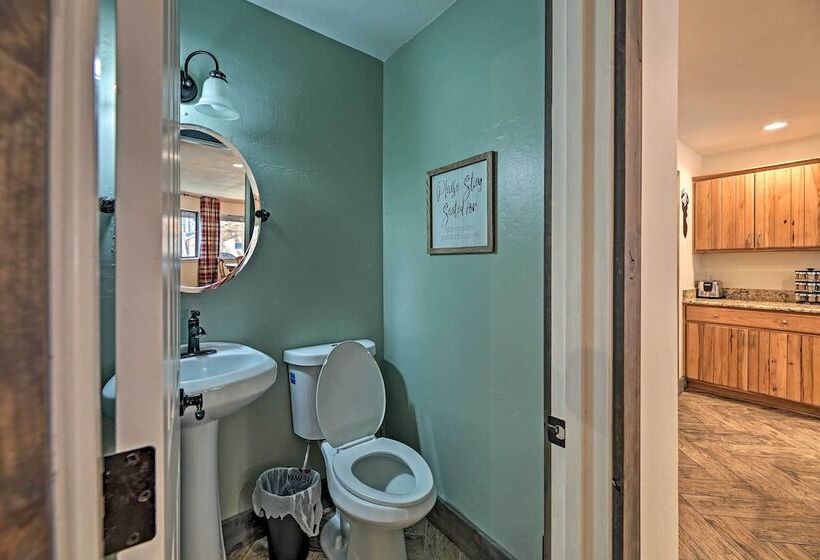 Beautiful Cabin W/ Deck Near Woodland Lake Park!