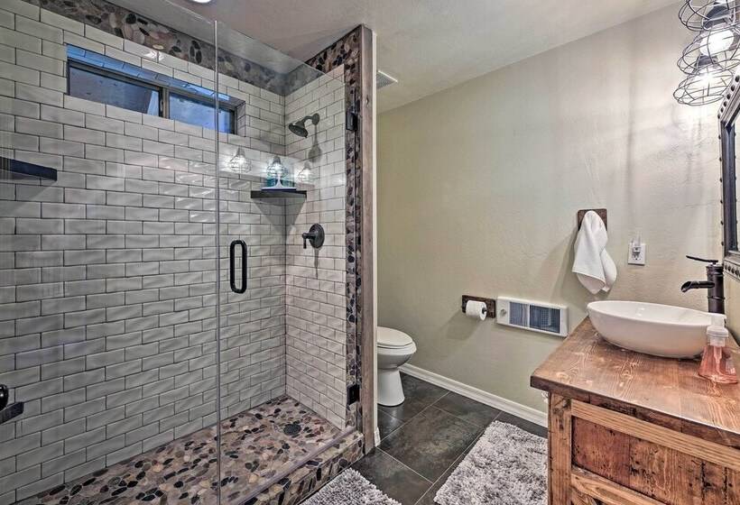 Beautiful Cabin W/ Deck Near Woodland Lake Park!