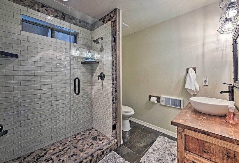 Beautiful Cabin W/ Deck Near Woodland Lake Park!