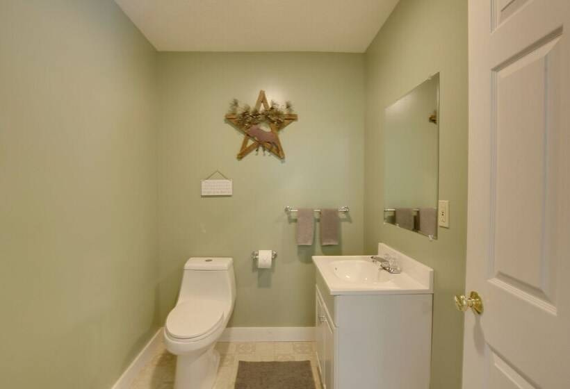 Bethel Chalet W/ Hot Tub: 3 Miles To Sunday River!