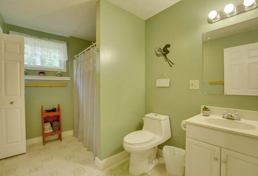 Bethel Chalet W/ Hot Tub: 3 Miles To Sunday River!