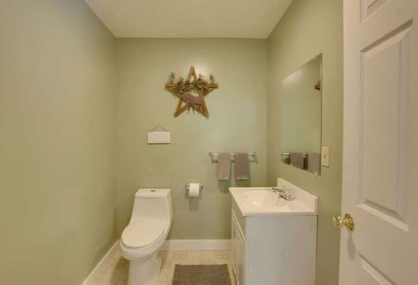 Bethel Chalet W/ Hot Tub: 3 Miles To Sunday River!