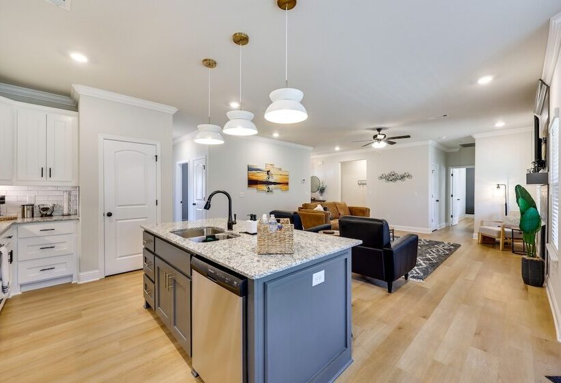 Biking Haven: Charming Bella Vista Home W/ Games!