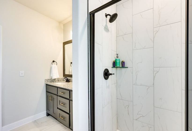 Biking Haven: Charming Bella Vista Home W/ Games!