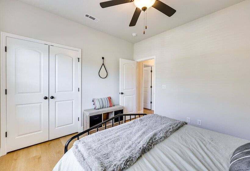 Biking Haven: Charming Bella Vista Home W/ Games!