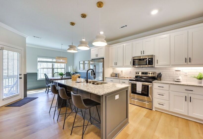 Biking Haven: Charming Bella Vista Home W/ Games!