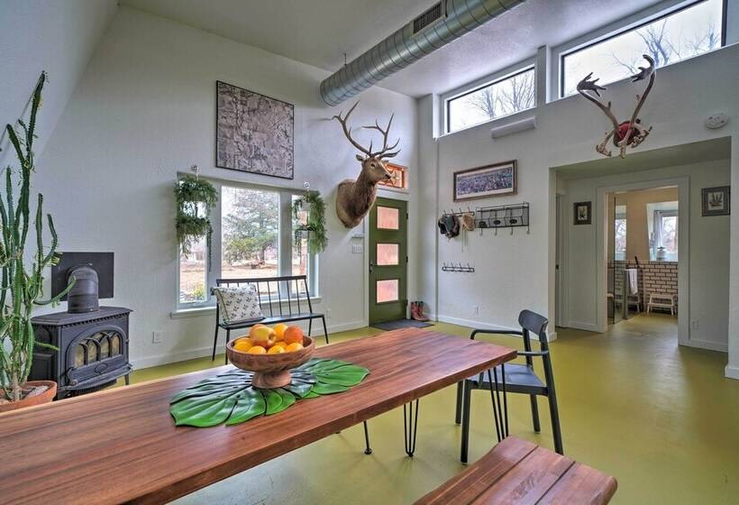 Bohemian Home W/ Screened Porch, 3 Mi To Lake!