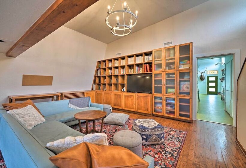 Bohemian Home W/ Screened Porch, 3 Mi To Lake!