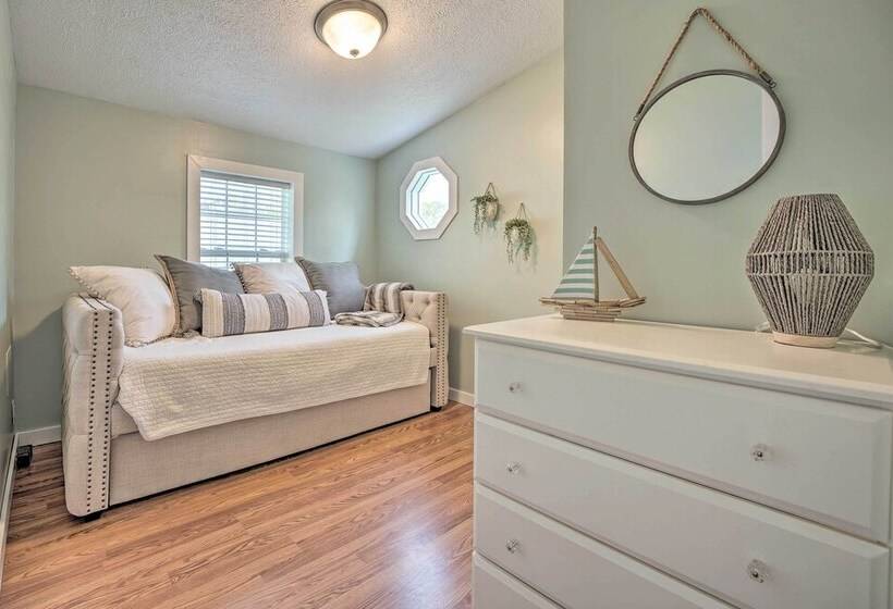 Breezy Coloma Getaway W/ Grill   1 Mi To Beaches!