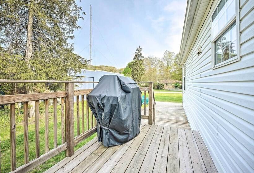 Breezy Coloma Getaway W/ Grill   1 Mi To Beaches!