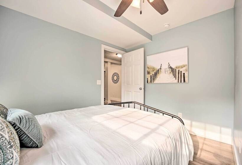 Breezy Coloma Getaway W/ Grill   1 Mi To Beaches!