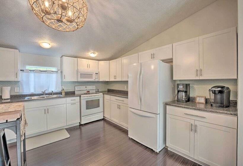 Breezy Coloma Getaway W/ Grill   1 Mi To Beaches!