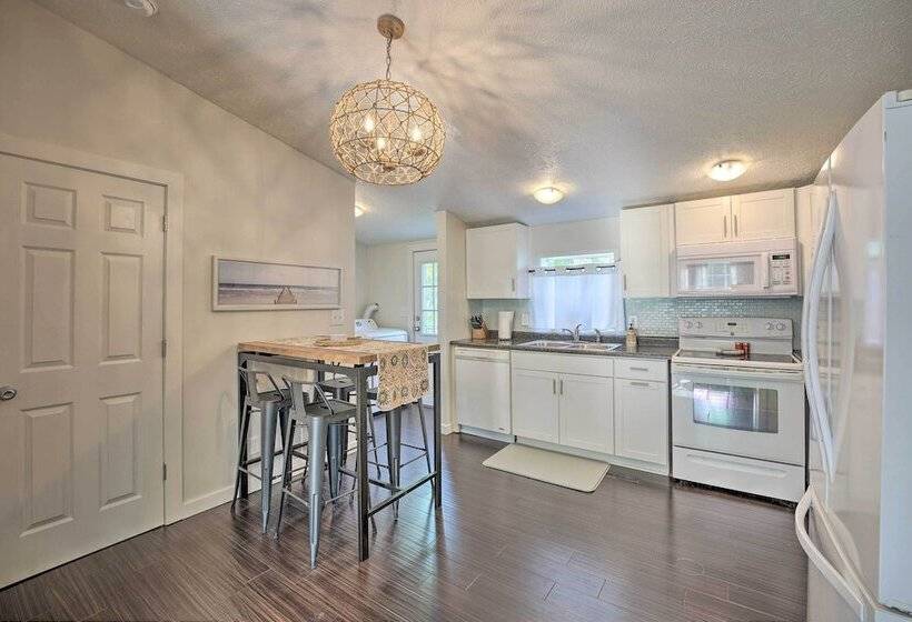 Breezy Coloma Getaway W/ Grill   1 Mi To Beaches!