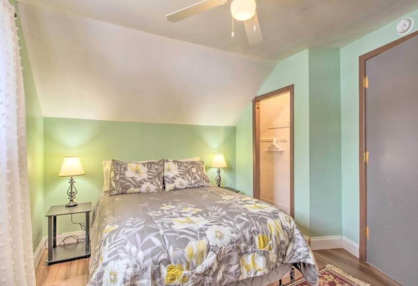 Bright Crosby Home   Walk To Main St & Beach!