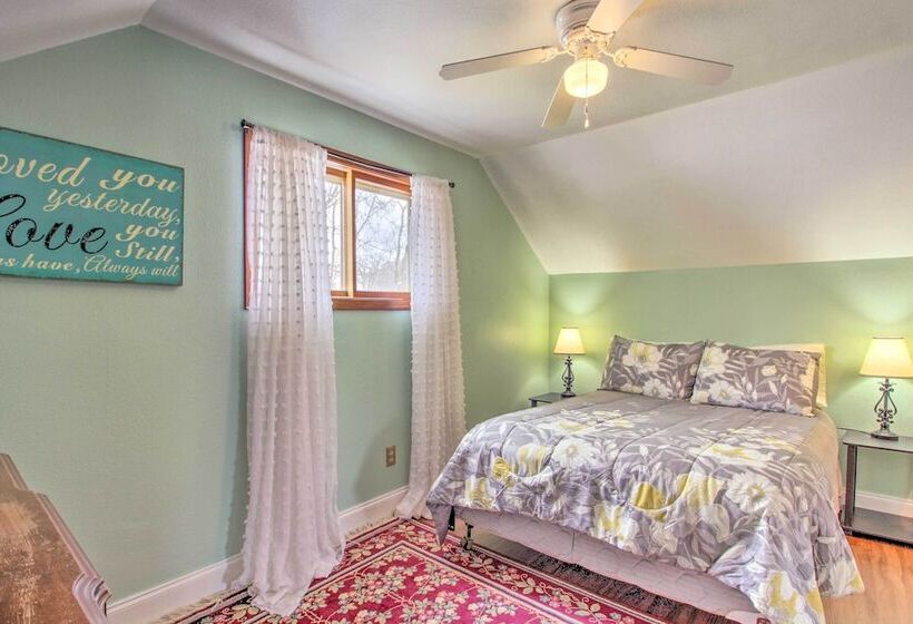 Bright Crosby Home   Walk To Main St & Beach!