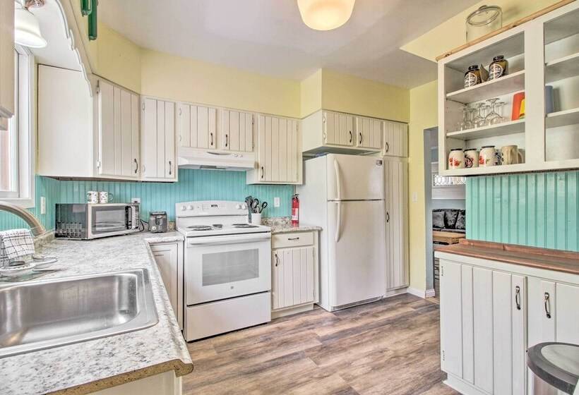 Bright Crosby Home   Walk To Main St & Beach!