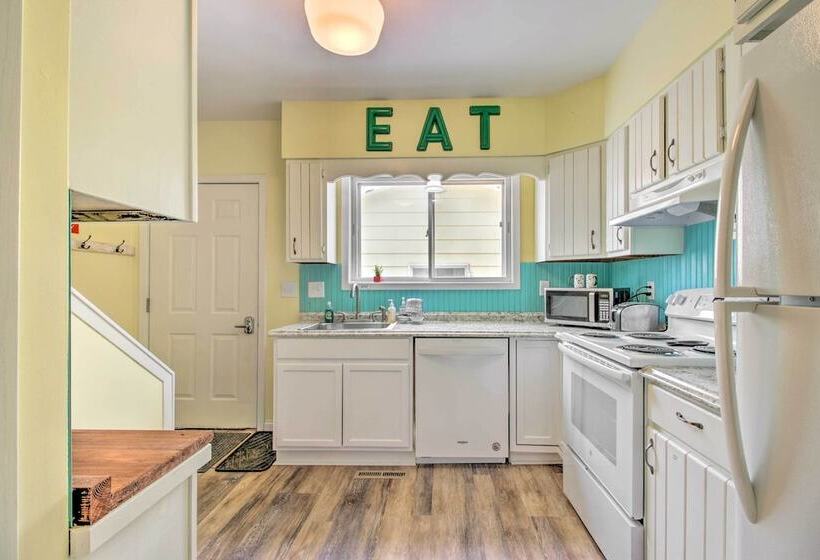 Bright Crosby Home   Walk To Main St & Beach!