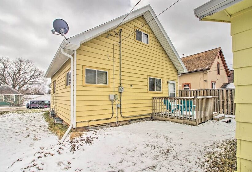 Bright Crosby Home   Walk To Main St & Beach!