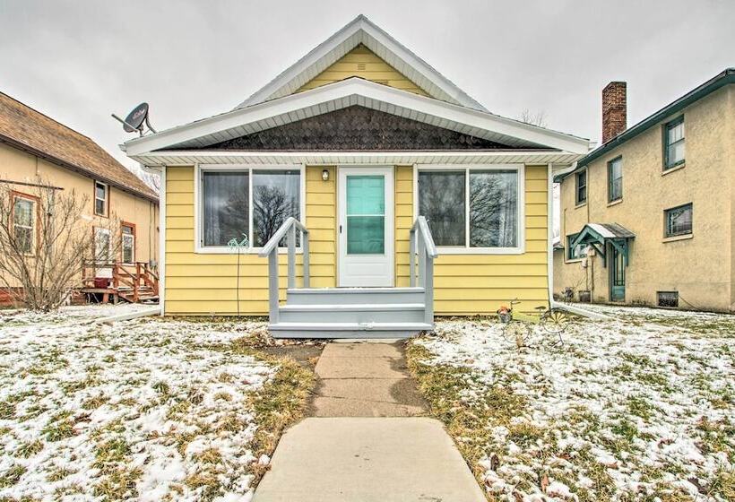 Bright Crosby Home   Walk To Main St & Beach!