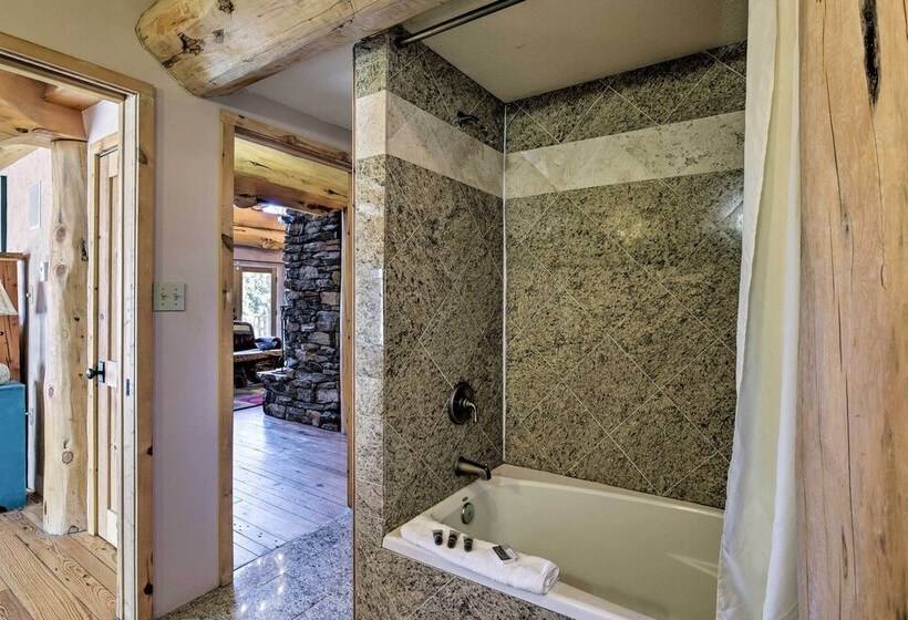 Burning Sky Lodge : Private Hot Tub & Ski In/out