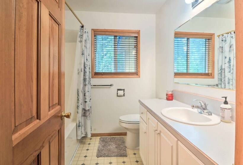 Cabin W/ Hot Tub, By Crater Lake Nat L Park!