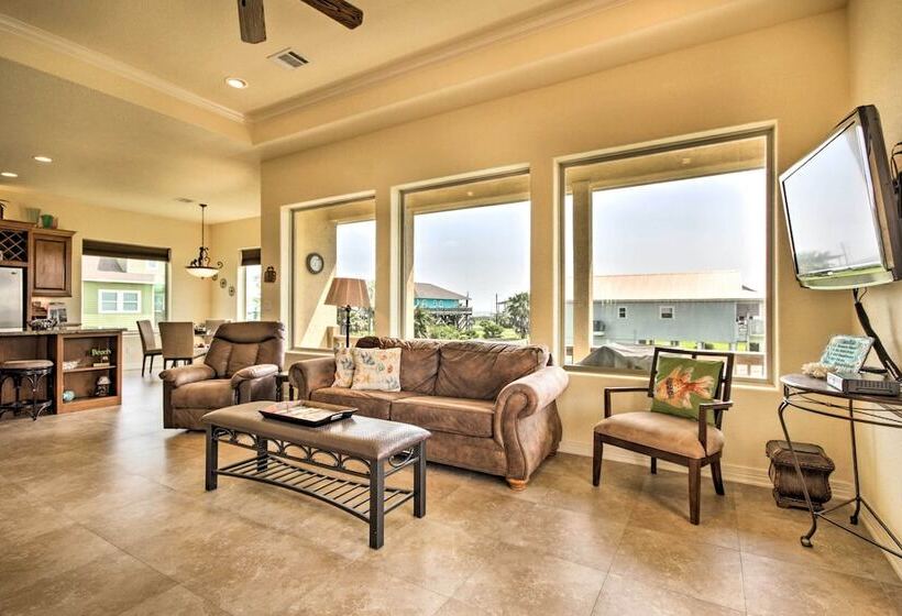 Casa Sol House W/ Deck In Crystal Beach!