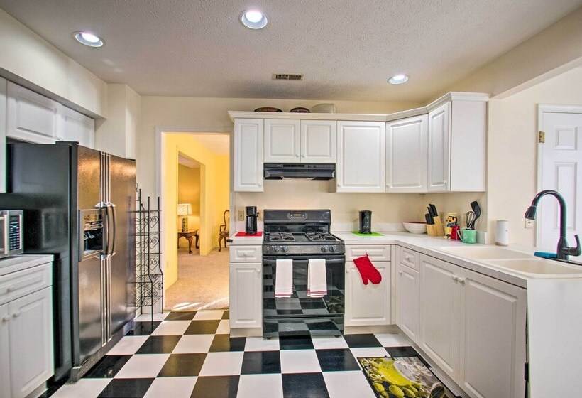 Central Harrisonburg Home W/ Fenced In Yard!