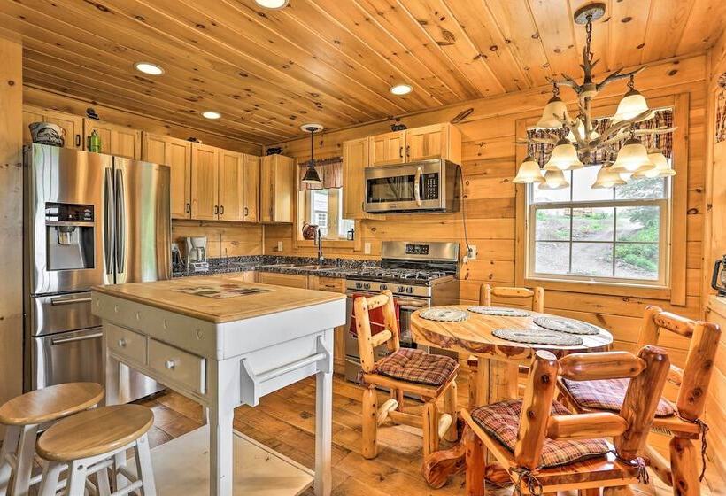 Porch, Fire Pit + Valley Views: Blakely Cabin!