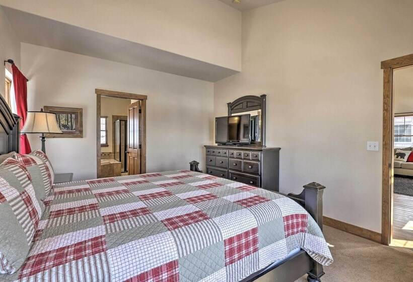 Fraser Cabin W/ Hot Tub & Mountain Views!