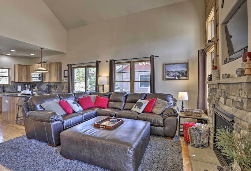 Fraser Cabin W/ Hot Tub & Mountain Views!