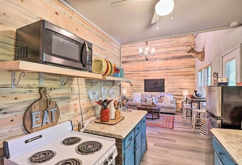 Charming Higden Cabin Near Greers Ferry Lake!