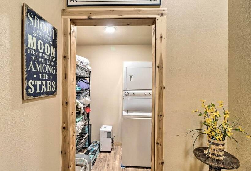Charming Higden Cabin Near Greers Ferry Lake!