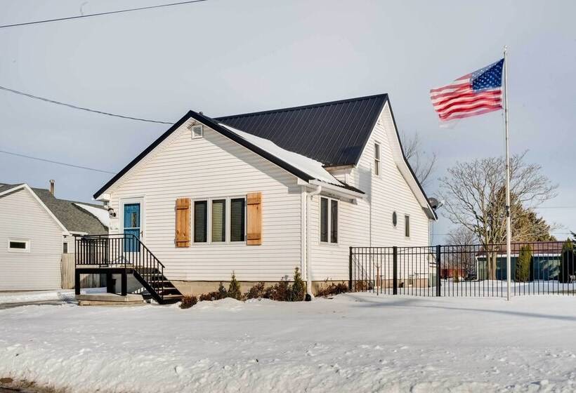 Charming Iowa Abode Near Knoxville Raceway!