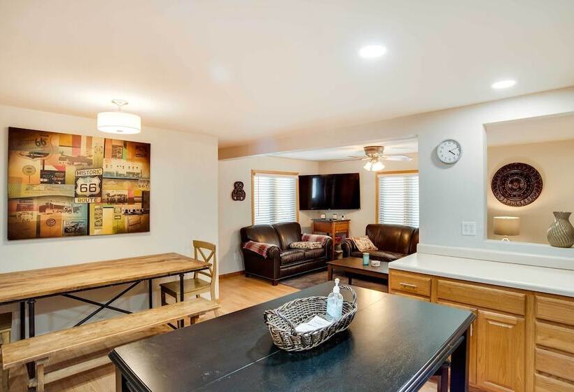 Charming Iowa Abode Near Knoxville Raceway!