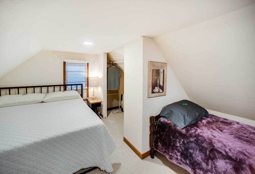 Charming Iowa Abode Near Knoxville Raceway!