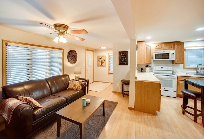 Charming Iowa Abode Near Knoxville Raceway!