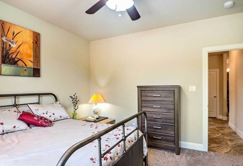 Charming Point Venture Retreat, Lake Travis Access