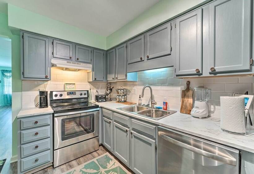 Charming Wilmington Home W/ Screened In Porch