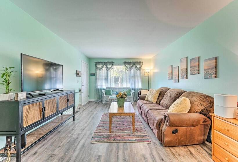 Charming Wilmington Home W/ Screened In Porch